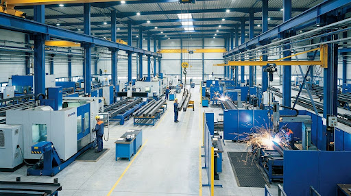 Rangka mesin fabrikasi baja di area produksi